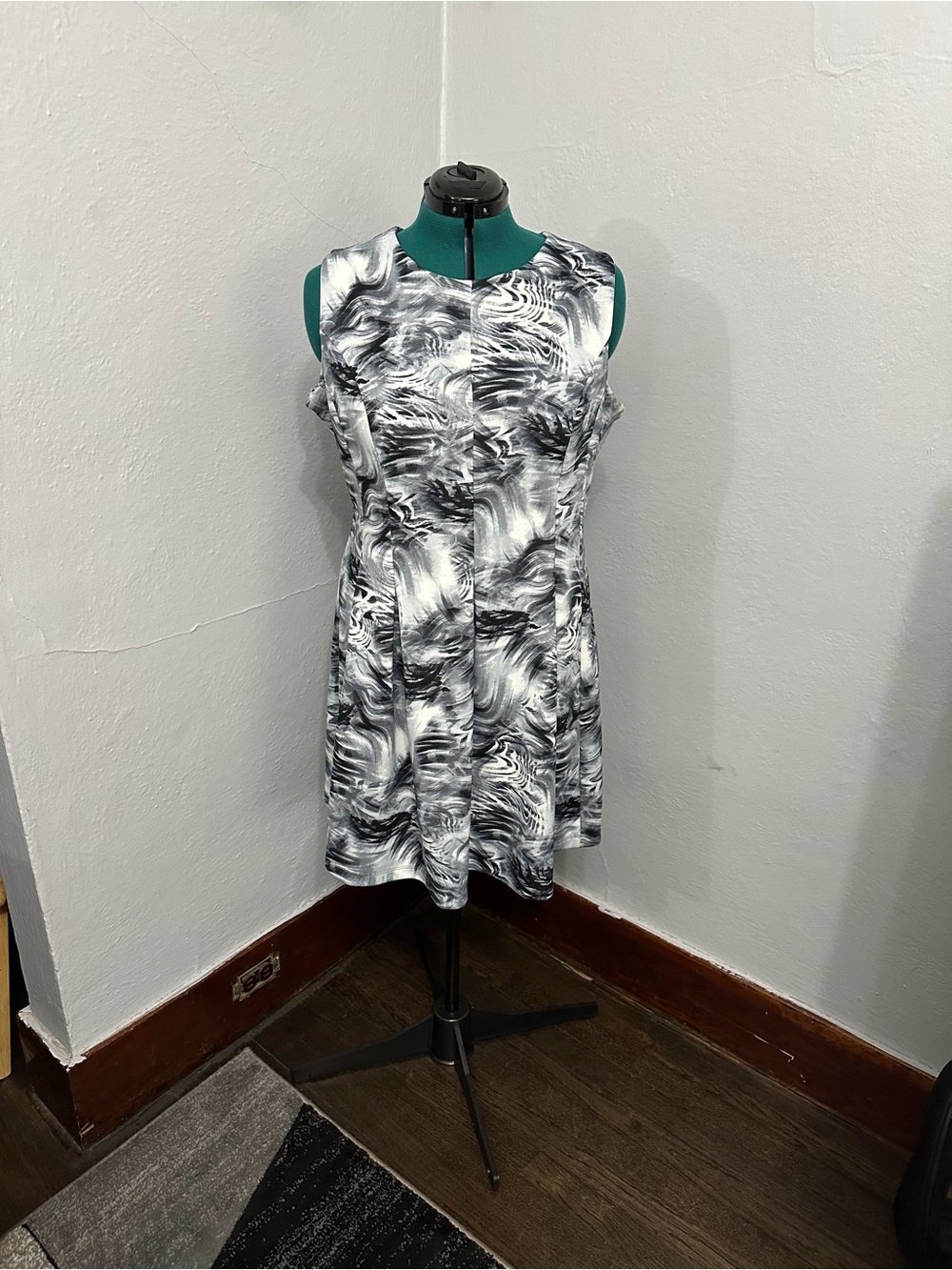 I LE Grey and White Swirl Dress